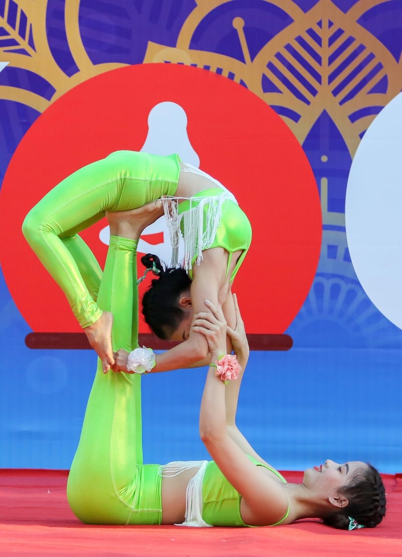 Griffin Acrobats at a wedding